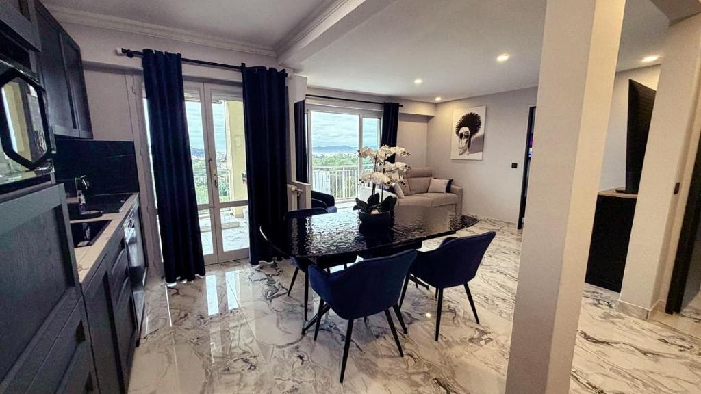 een woonkamer met een tafel en stoelen in een kamer bij Panorama Majestic in Saint-Raphaël