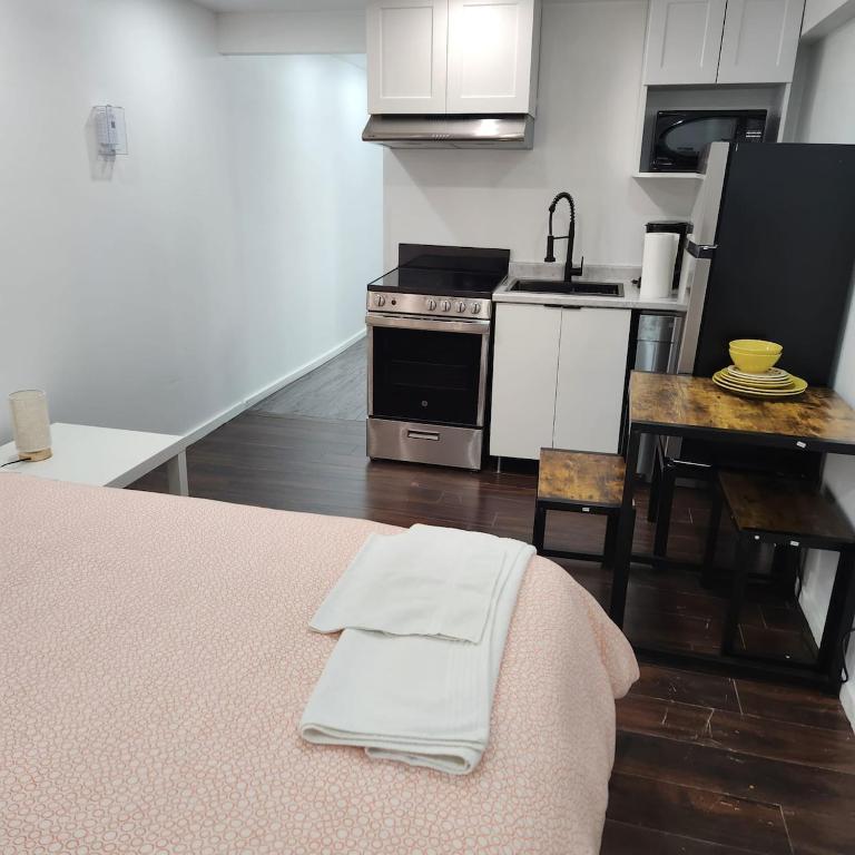 Кухня или мини-кухня в Cute and Cozy Studio with Private Parking
