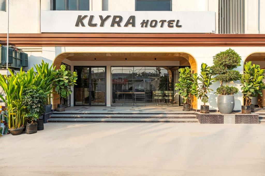 een ingang van het Kyrka Hotel in Dublin bij Klyra Hotel in Hyderabad