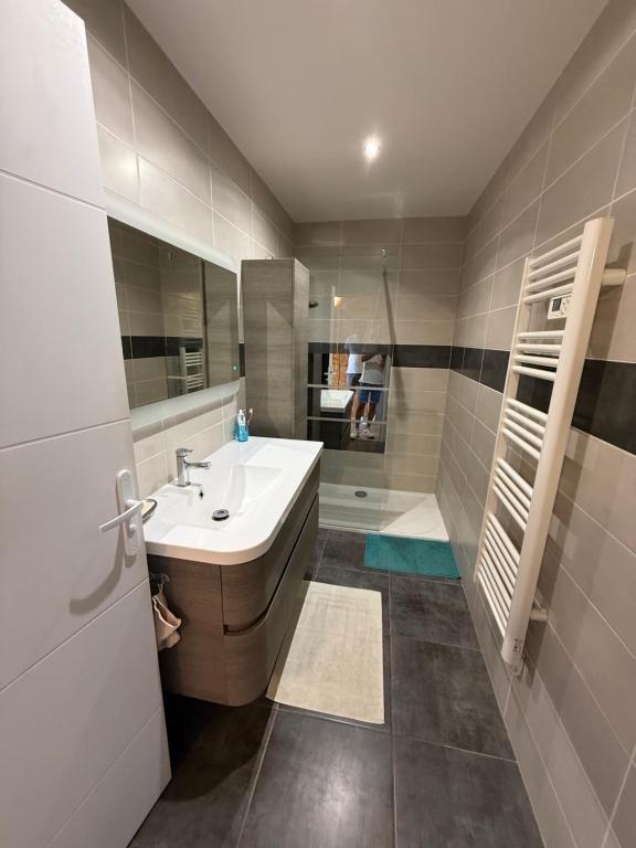 Et badeværelse på Chambre avec balcon vue mer