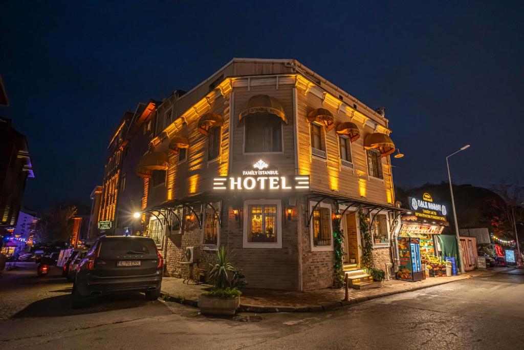 ein Hotel wird nachts auf einer Straße beleuchtet in der Unterkunft Family Istanbul Hotel in Istanbul