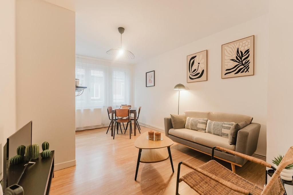 Μια τηλεόραση ή/και κέντρο ψυχαγωγίας στο Les Jardins, T3 avec parking -2 voitures, 8min à pied de la gare