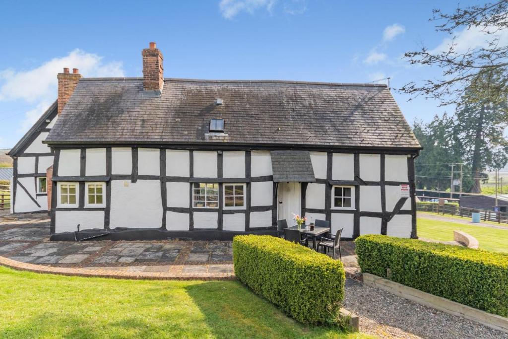 2 Bed in Shelsley Walsh oc-t30222 في Shelsley Walsh: منزل كبير أبيض وأسود مع ساحة