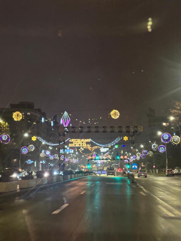 una strada cittadina con luci natalizie di notte di Villa hemciu a Cluj-Napoca