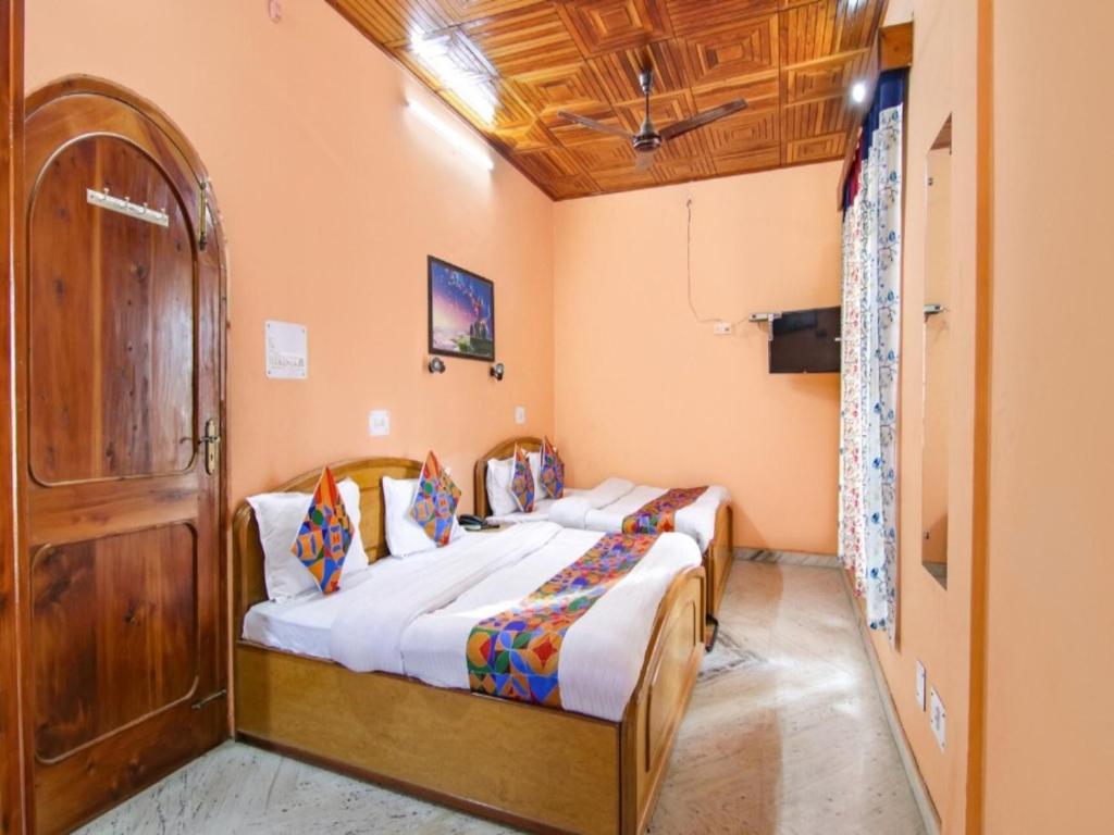 Un pat sau paturi într-o cameră la Malti Guest House