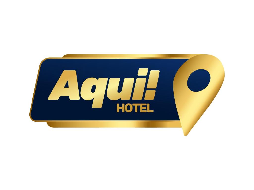 a sign for aah hotel with a yellow dot at Aqui Hotel in Patos de Minas