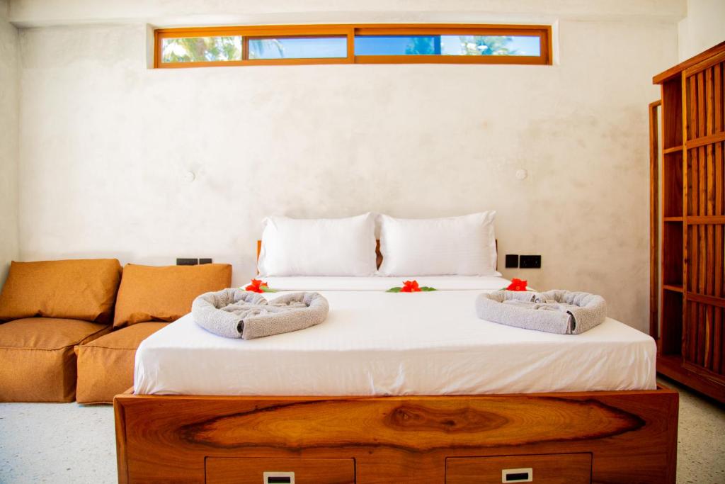 een slaapkamer met een bed en een bank bij Bahari View in Jambiani