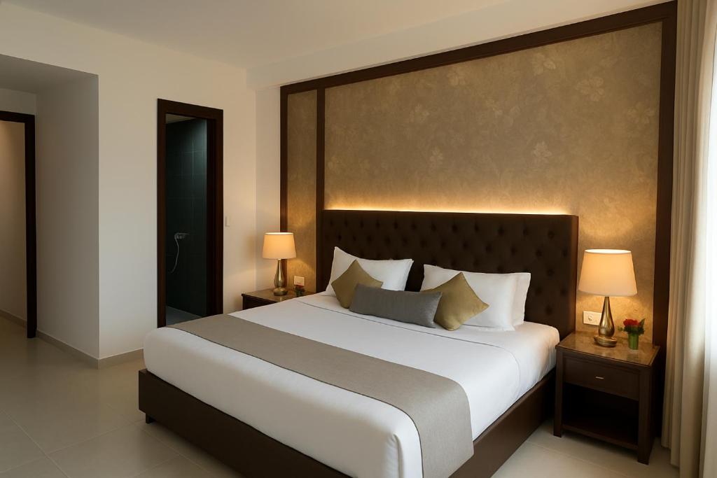 ニューデリーにあるHotel Lemon Pride Aerocity FREE AIRPORT DROPの大きなベッドと2つのランプがある寝室