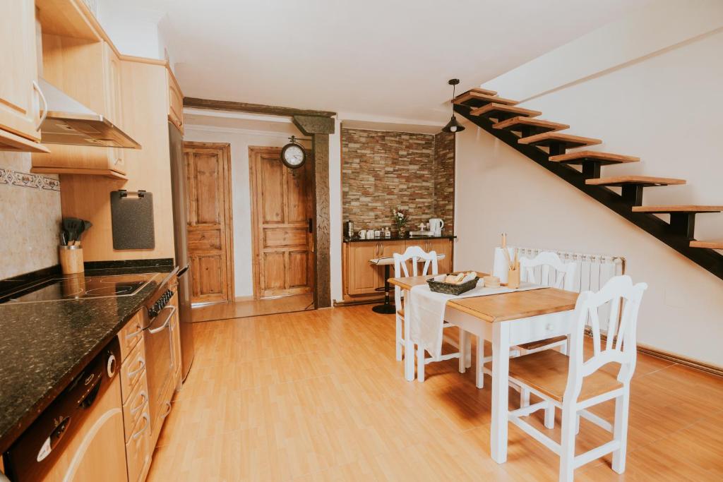 eine Küche und ein Esszimmer mit Tisch und Stühlen in der Unterkunft El Altillo apartamento céntrico in Haro