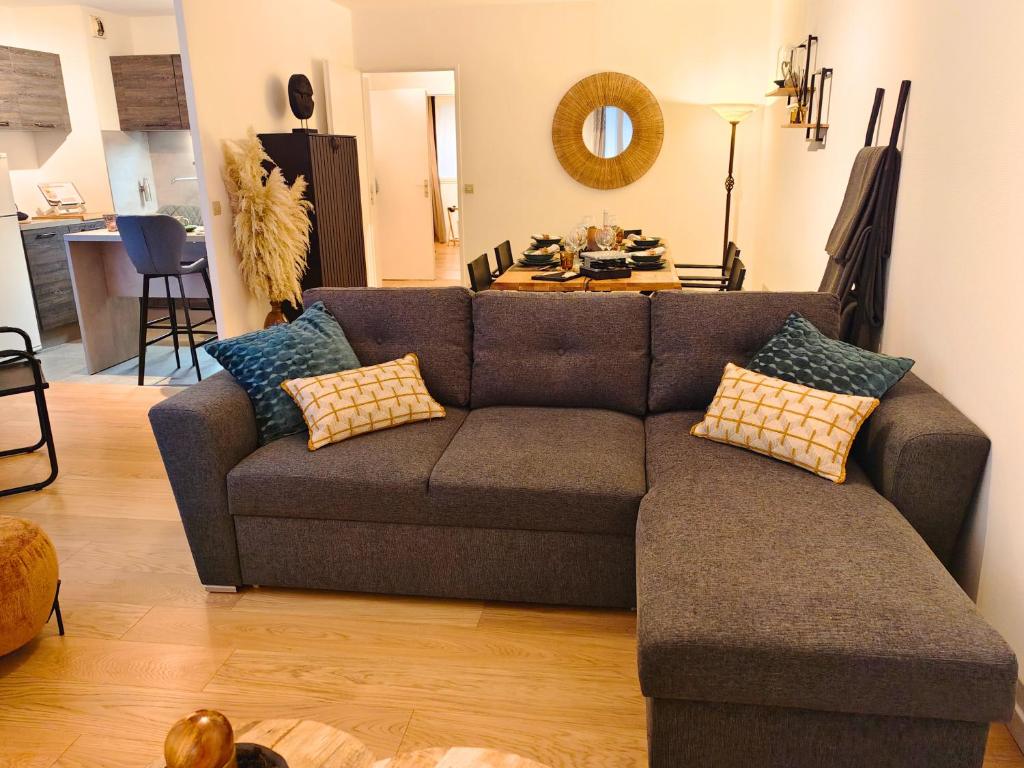 L'Atelier des rêves - Dream apartment for 6 في ليل: غرفة معيشة بها أريكة وطاولة