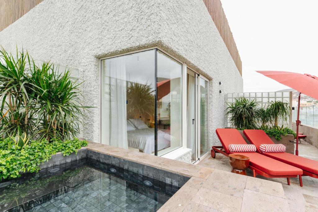 Hồ bơi trong/gần Hotel Taro Santa Cruz