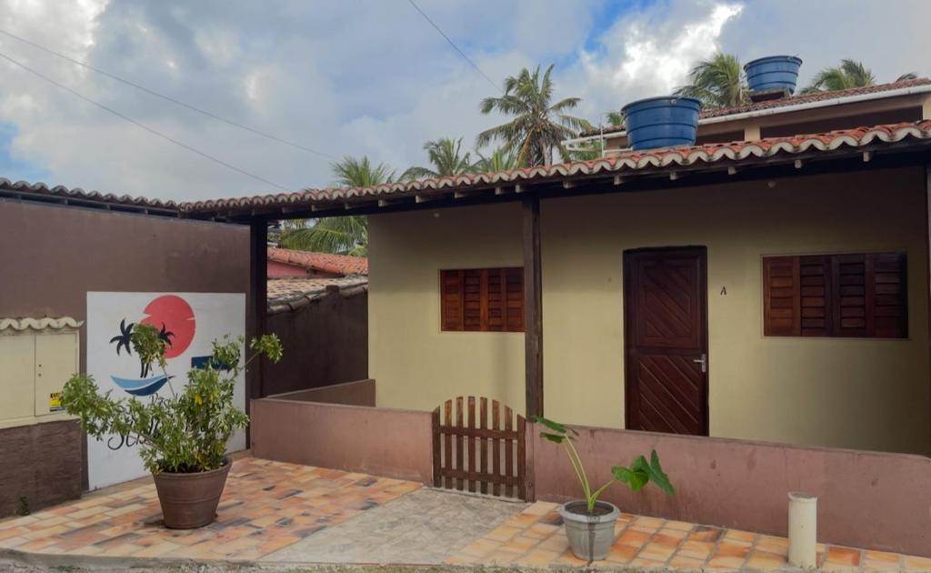 una casa con un patio di fronte di Residencial Sibaúma a Pipa