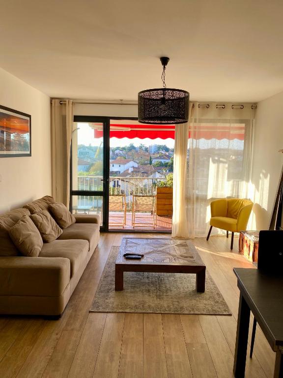 a living room with a couch and a coffee table at T3 - Centre - 75m2 - 2 SDB - Parking - Calme in Anglet