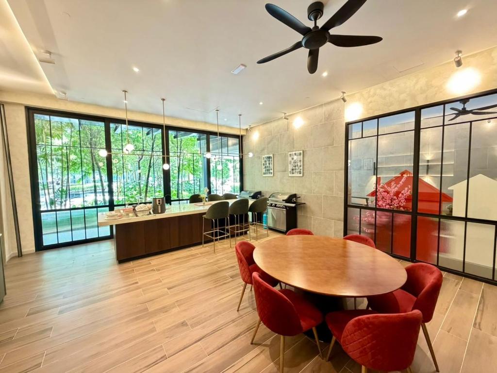 クアラルンプールにあるAgile Residence Bukit Bintang by Lumaのダイニングルーム(テーブル、椅子、天井ファン付)