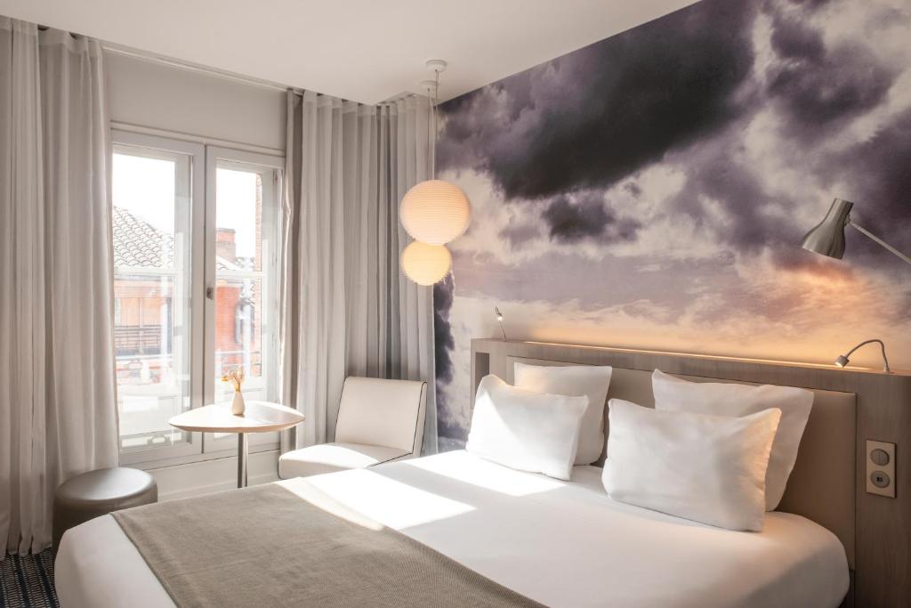 Postel nebo postele na pokoji v ubytování Le Grand Balcon Hotel