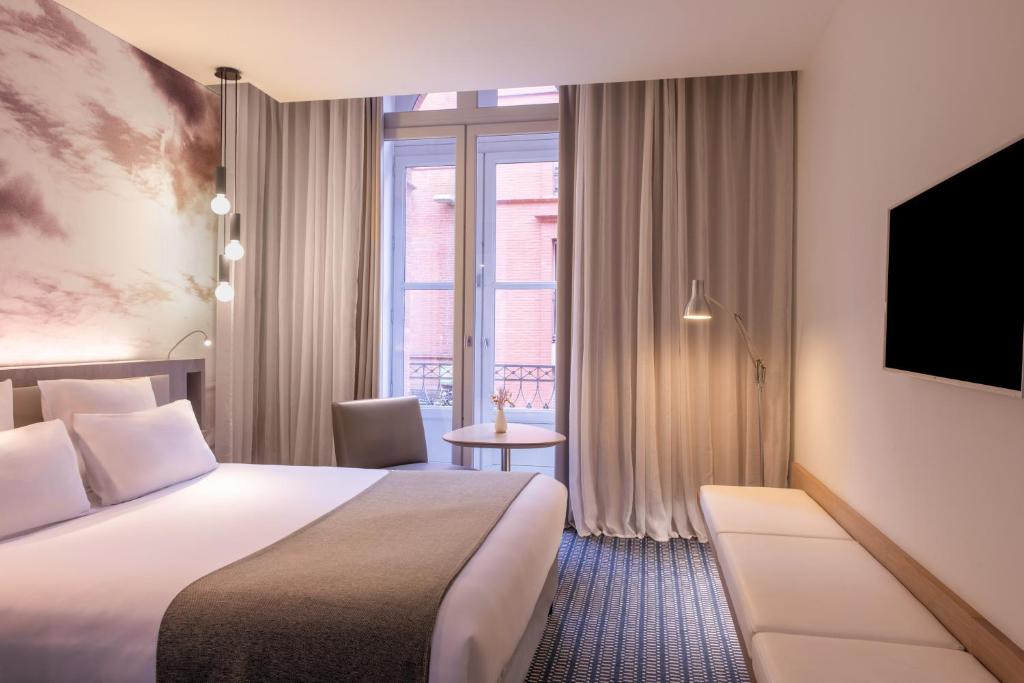 Le Grand Balcon Hotel - 3