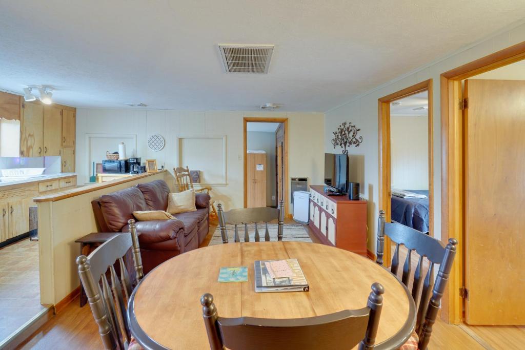 Køkken eller tekøkken på Cozy Fairfield Escape Near Historic Sites