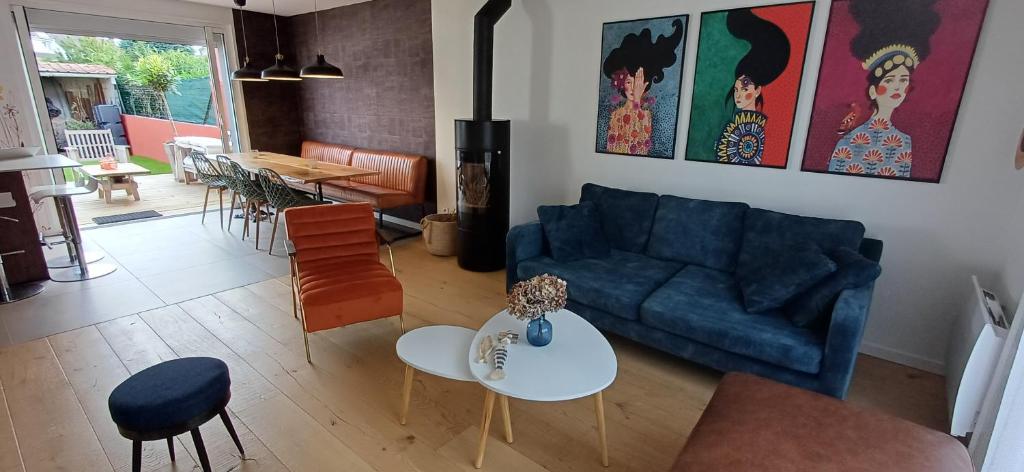 nid'Opale maison cosy à 3 minutes des plages في ويميريوكس: غرفة معيشة مع أريكة زرقاء وطاولة