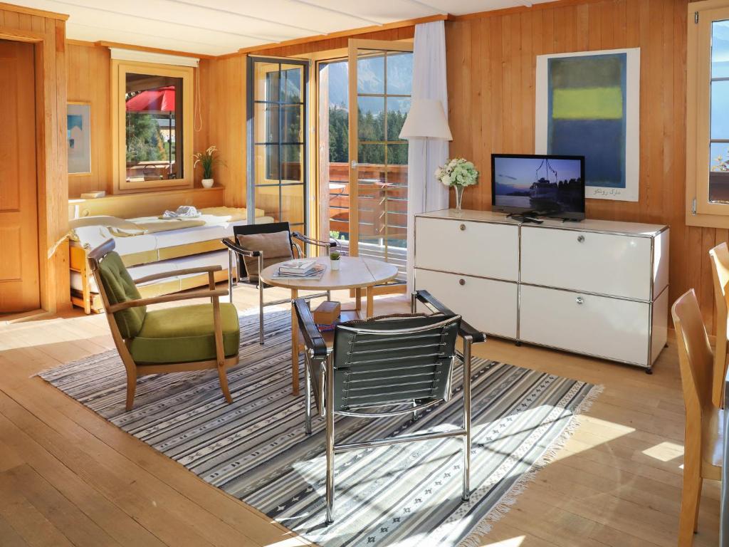 TV a/nebo společenská místnost v ubytování Apartment Jungfrau a d Ledi-1 by Interhome