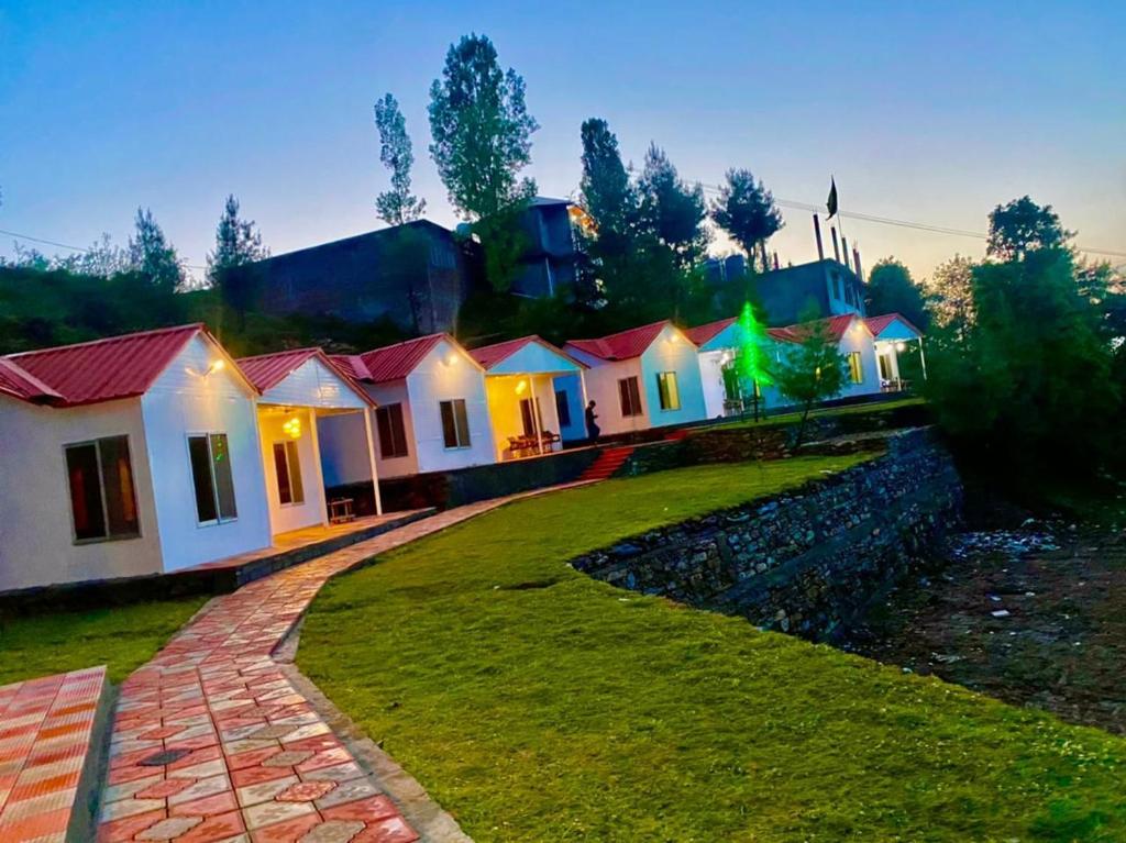 Bygningen som campingpladsen ligger i