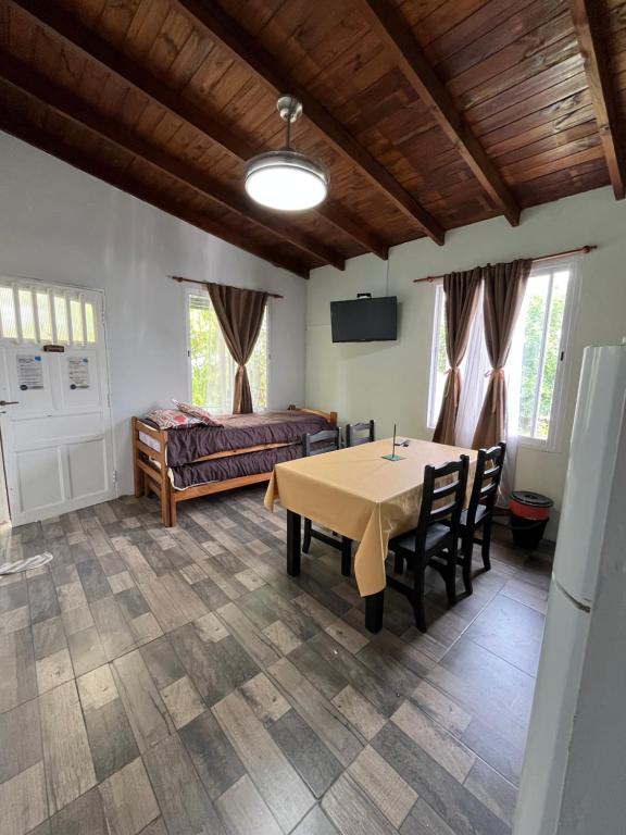 een woonkamer met een tafel en een bank bij Del Mar in Mar de Ajó