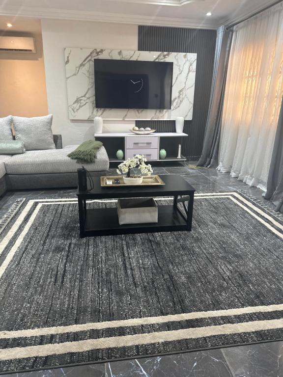 Μια τηλεόραση ή/και κέντρο ψυχαγωγίας στο Cozy Enclave