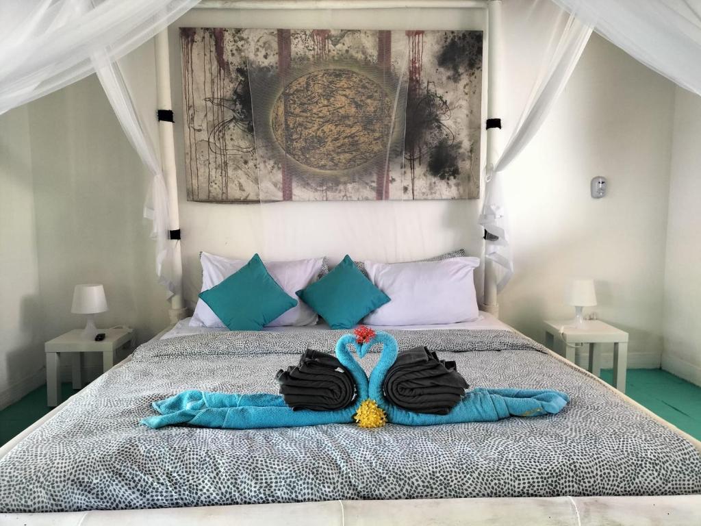 Buku Lodge Villa Spa Lombok في سيلونغ بيلاناك: غرفة نوم بها سرير مع مناشف عليه