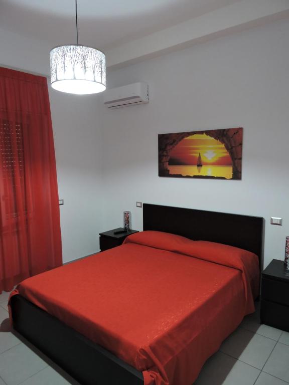 ポンペイにあるPompei Ruinsの赤いベッド1台(赤い毛布付)が備わるベッドルーム1室が備わります。