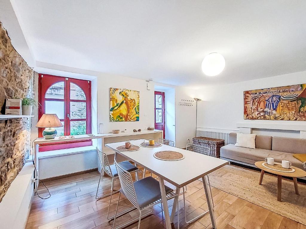 een woonkamer met een tafel en een bank bij Holiday Home Arbenn 2 by Interhome in Tréguier