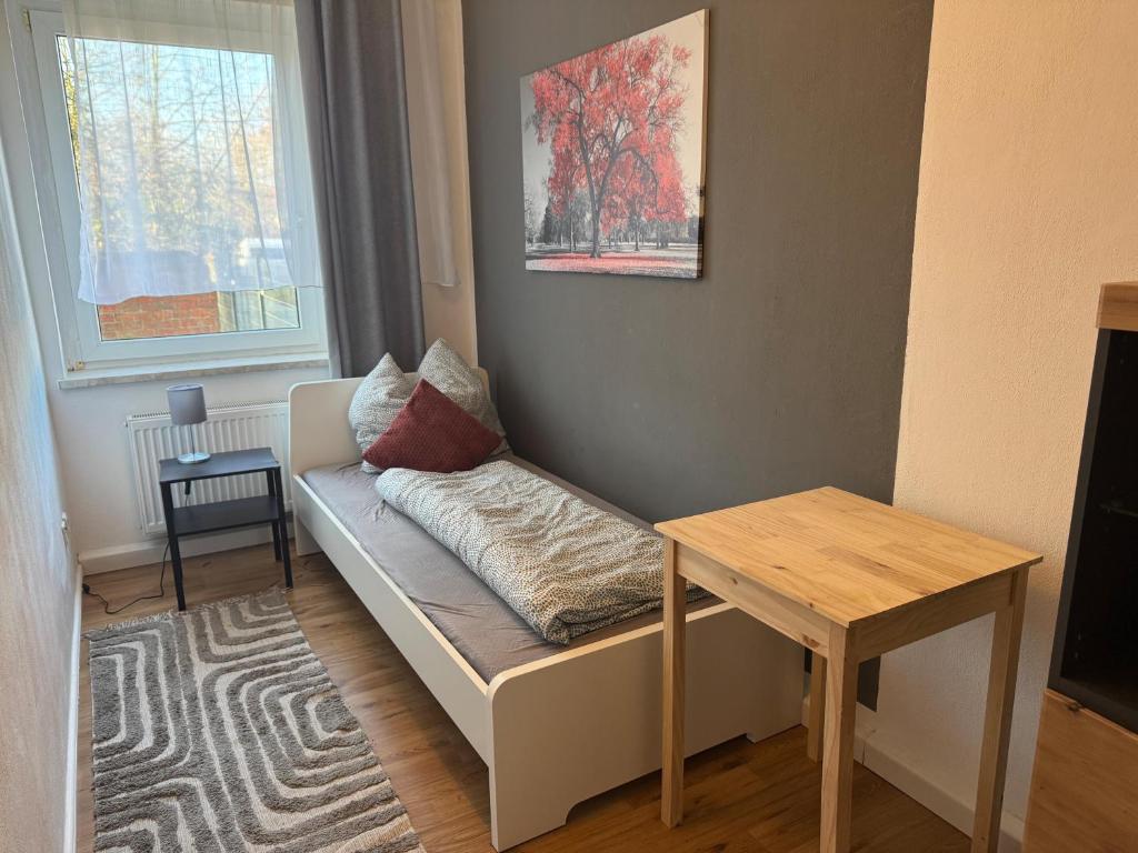 ein kleines Wohnzimmer mit einer Couch und einem Tisch in der Unterkunft Appartement "Irina" mit 3 Schlafzimmern in Weißenfels in Weißenfels