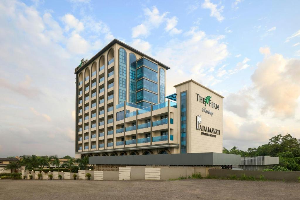 The Fern Residency, Bhiwandi-Pimplas, Series by Marriott في Bhiwandi: مبنى مرتفع مع لافتة أمامه