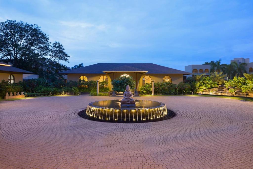 The Fern Vishranta Resort, Kamrej-Surat, Series by Marriott في سورات: نافورة في وسط ساحة الفناء