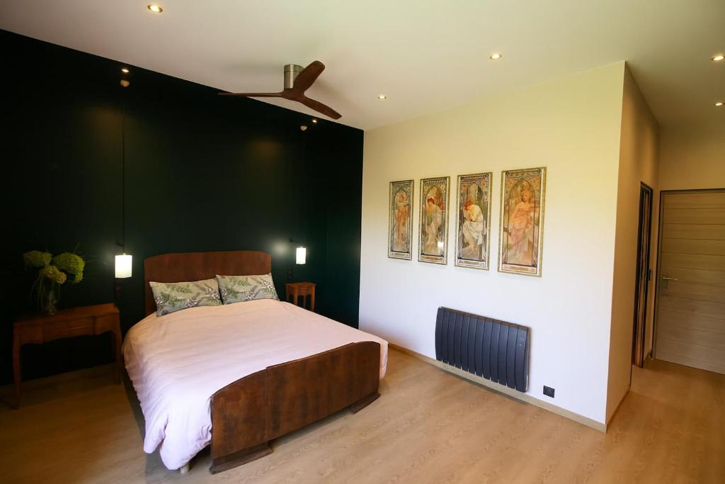 a bedroom with a bed and a ceiling fan at Chambre "Argentine", Le Clos des Poulies in La Ferté-Saint-Aubin