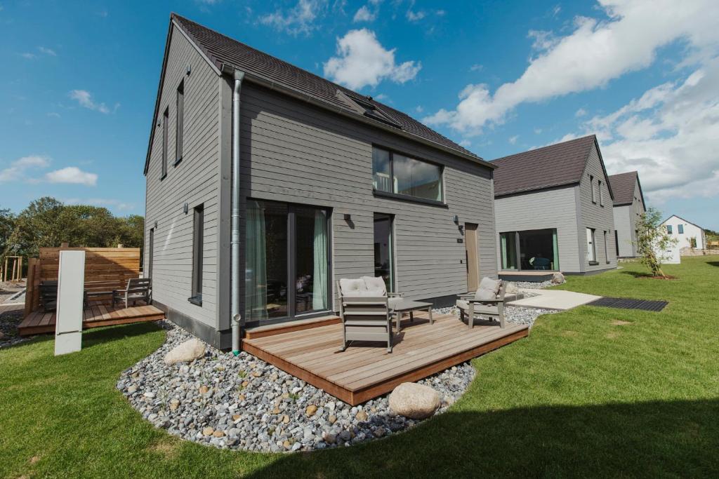 a modular home with a deck and lawn at "Rügen Resort Sagard" großzügige, gemütliche Doppelhaushälfte "Neele" mit Terrasse in Sagard