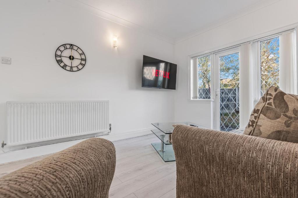 Et tv og/eller underholdning på Cozy 3BR Group Stay in Solihull - Sleeps 6 - Convenient Parking