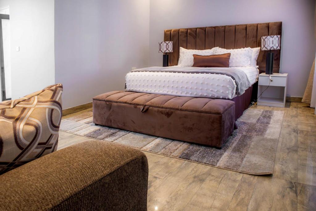 ハラレにあるOlivoakのベッドルーム(大型ベッド1台、オットマン付)