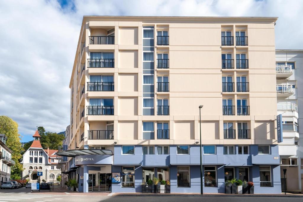 un edificio de apartamentos en una ciudad con una calle en Urban Hotel & Spa Aix-les-Bains - BW Signature Collection, en Aix-les-Bains