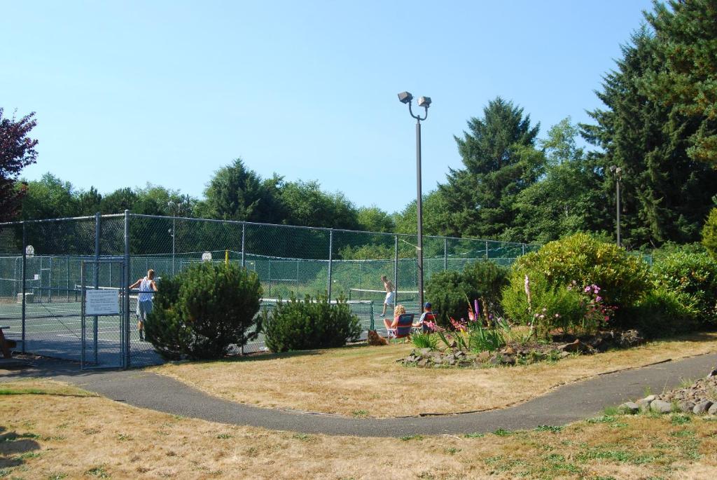Tenis a/nebo squash v ubytování Seaside Camping Resort Cottage 11 nebo okolí