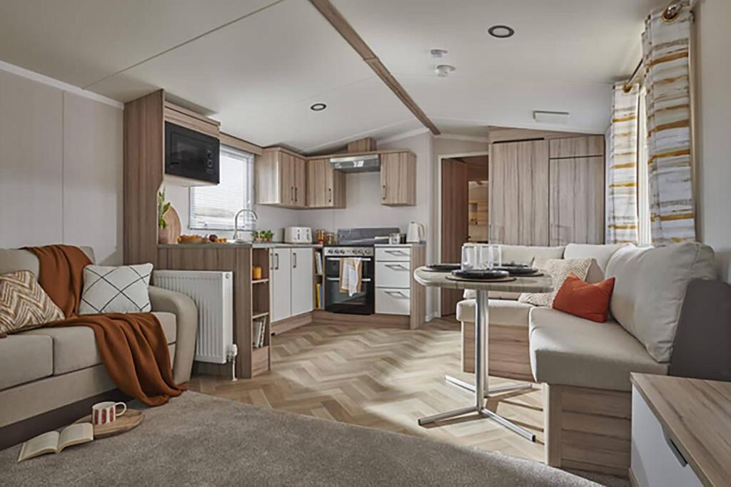 Heather View Essential Clover Caravan Pet 2 في ستانهوب: غرفة معيشة مع أريكة ومطبخ