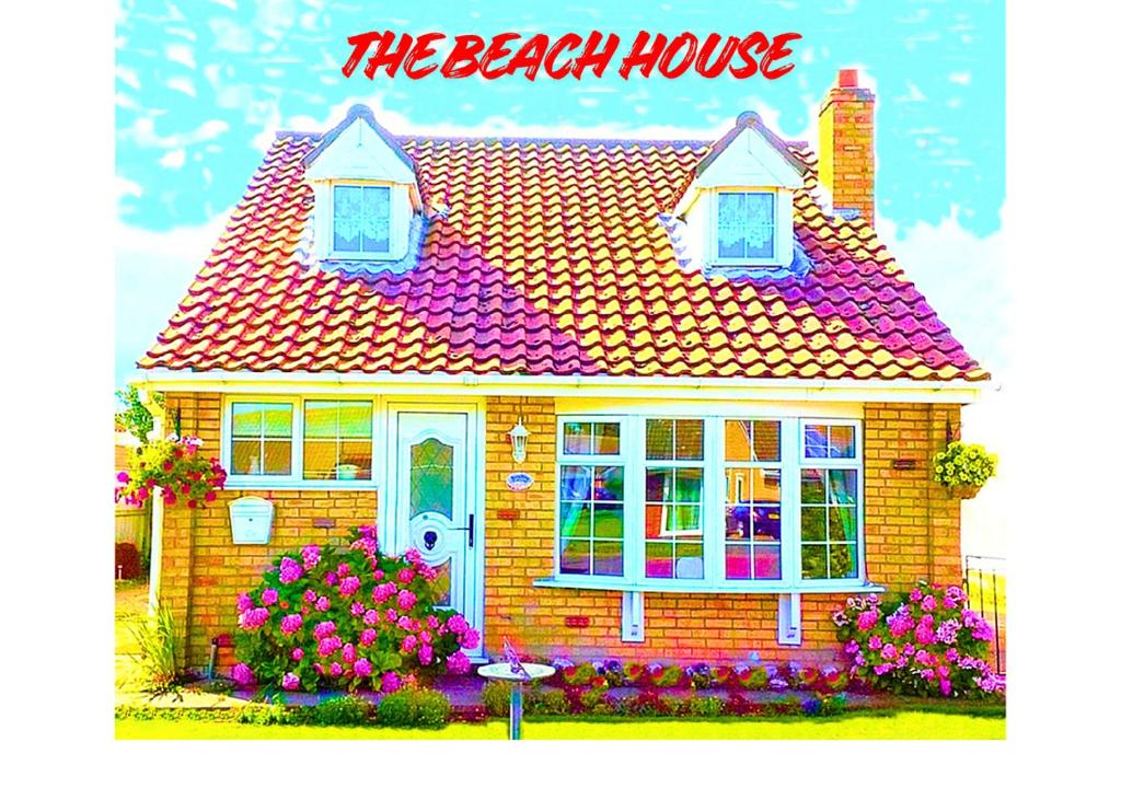 The Beach House! Just Steps from the Beach & Attractions - Perfect for Couples & Family Stays with Private Parking, Large Garden & Fast Free WiFi - The Perfect Seaside Getaway to Sutton on Sea في ساتون أون سي: نموذج لمنزل شاطئي مزين بالزهور أمامه