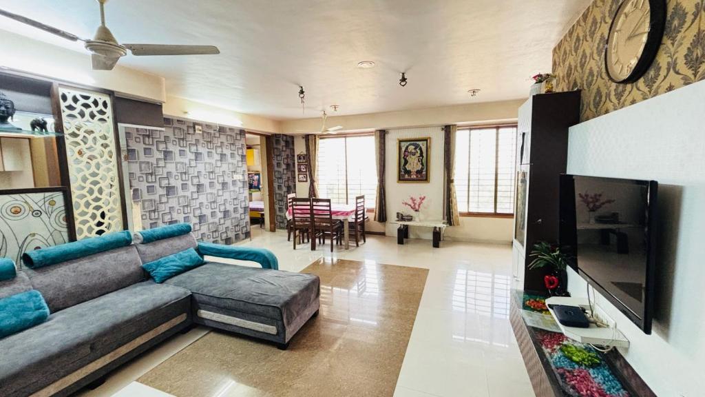 Телевизор и/или развлекательный центр в 3BHK Fall finished Apartment