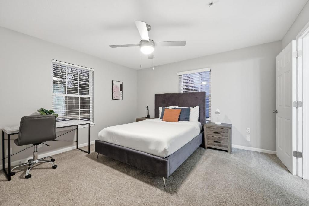 a bedroom with a bed and a desk and a chair at Trendy 2BR2BA Highland Park Escape in Clarksville
