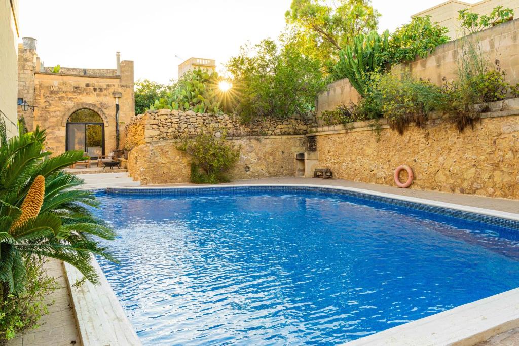 Hồ bơi trong/gần Rustic Gozo Farmhouse with Private Pool