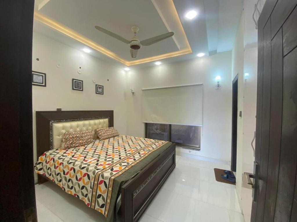 En eller flere senge i et værelse på Luxury 3BR Villa in Bahria Town Karachi