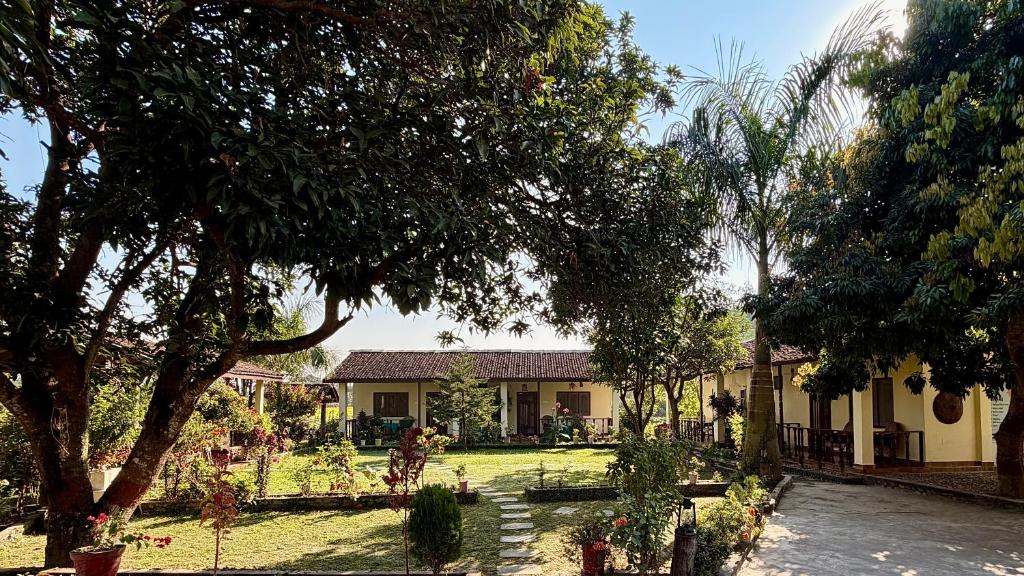 BhurkīāBardia Eco Friendly Homestay的一座前面有花园的房子