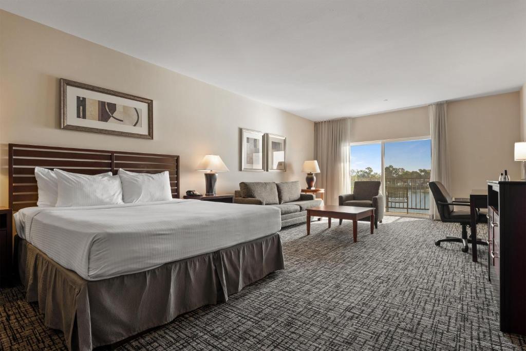 Postel nebo postele na pokoji v ubytování Best Western Plus Bayside Hotel