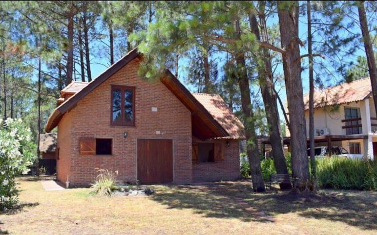 Les Hirondelles BED&BREAKFAST في بيريابوليس: منزل من الطوب مع مرآب أمام الأشجار