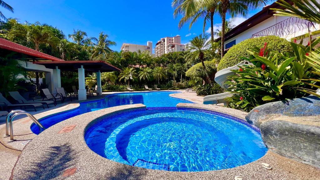 Bazén v ubytování La Flor beach Condos nebo v jeho okolí