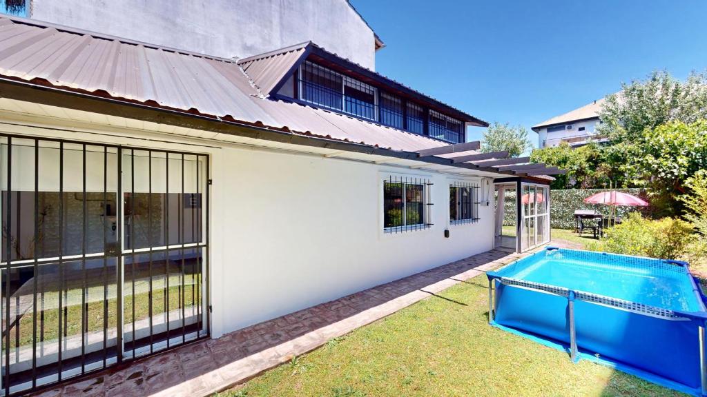 een huis met een zwembad in de tuin bij Casa Tipo Loft- Tigre Centro Con Jardin, Parrilla Y Pileta de Lona Grande 4 Personas in Tigre