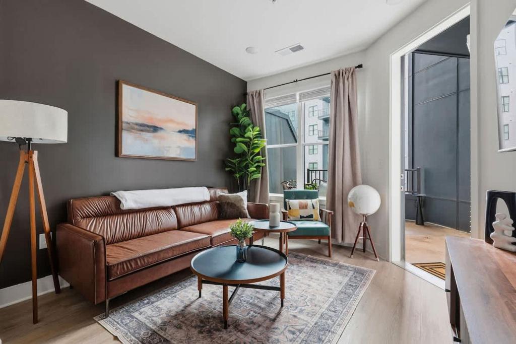 un soggiorno con un divano e un tavolo di Luxury Downtown Property With a Pool a Birmingham